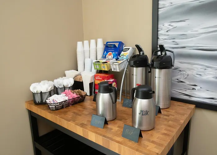 Super 8 By Wyndham Mississauga Hotel
